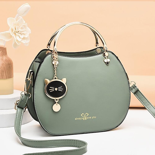 Schwarze Handtasche aus Kunstleder für Damen mit goldenem Katzenanhänger und Metallgriff – stilvolle Umhängetasche für den lässigen oder formellen Gebrauch