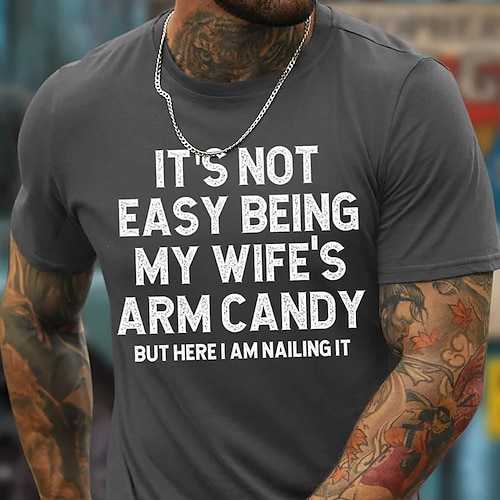 Herren Grafik T-Shirt Es ist nicht einfach das Arm Candy meiner Frau zu sein aber hier bin ich und mache es großartig - Lustiges Familienhumor T-Shirt mit kurzen Ärmeln Image