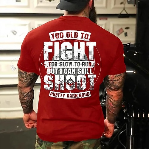 Lustiges Kurzarm Grafik T-Shirt für Männer - 'Zu alt zum Kämpfen zu langsam zum Rennen aber immer noch ziemlich gut schießen' Humorvolles Lifestyle T-Shirt Image