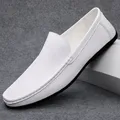 2022 moda uomo scarpe mocassini di marca di alta qualità comode scarpe da barca in pelle bianco uomo