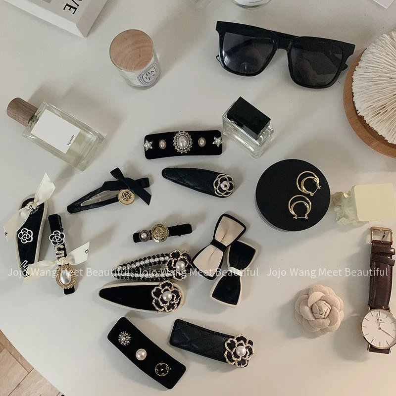 2024 neue Kamelie elegante Dame Haarschmuck Haars pange Set Großhandel Französisch Frauen klassische schwarz weiß Rose Perle Haars pangen