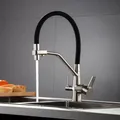 Planchance d'évier de cuisine filtrée en laiton noir et blanc style nervuré vers le bas grue de