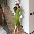 2024 primavera moda francese verde lavorato a maglia vestito di media lunghezza donna scollo a V B