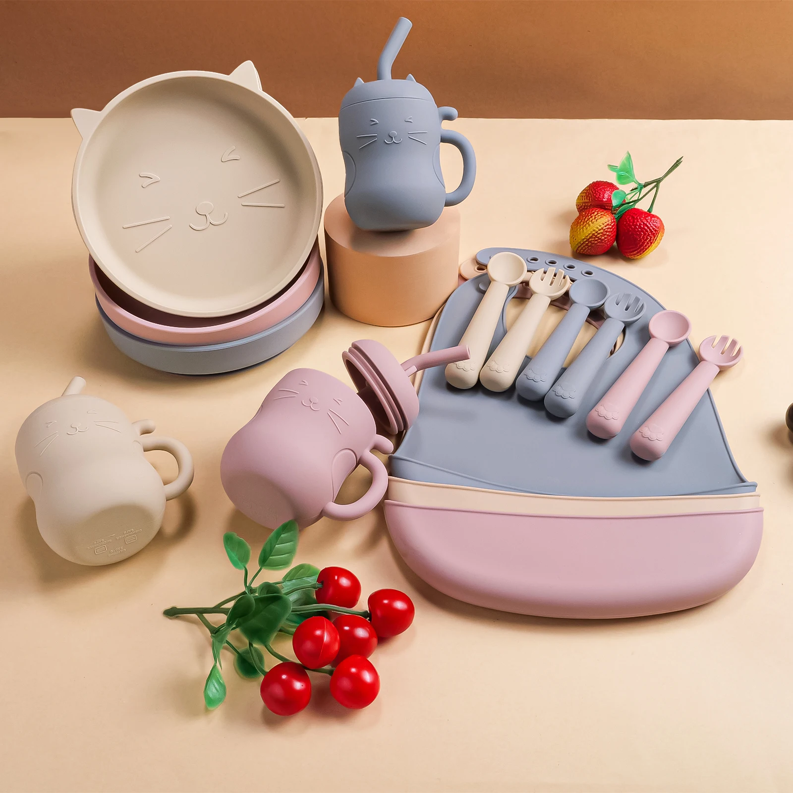 5-teiliges Baby-Fütterungsset aus Silikon, flaches Tablett, Baby-Silikongeschirr mit Saugnapf, Baby-Schnabeltasse, weicher Löffel, Gabel, Lätzchen Image