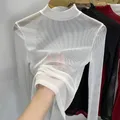 T-shirt transparent en maille de dentelle fine pour femmes col roulé en Y transparent couverture