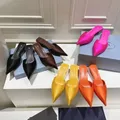 Chaussures d'optique pointues pour femmes talons irréguliers avec un prépuce et un demi-retour à