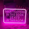 Cosa c' è in questa stanza rimane in questa stanza l'insegna al Neon incide le luci a Led