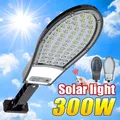 Nouveau 9900 Lumens lumière LED solaire extérieure 300W haute puissance lampe solaire IP66 étanche