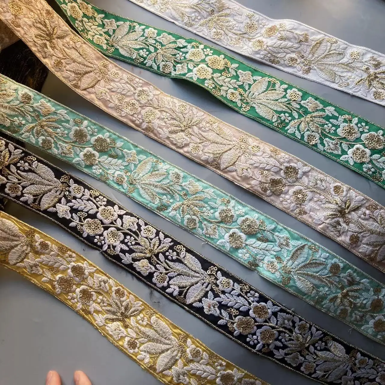 1 Yards 45 mm schwarz rot rosa weiß Ethno-Faden Pailletten Gurtband Band Schuhe bestickte Spitzenbesätze DIY Nähzubehör