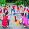 Kinder im Freien Teamwork Spiel Requisiten Spielzeug Kinder kooperieren um Turm Kindergarten