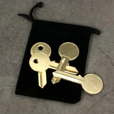 Keymaster (Gimmicks and Instructions) by Craig Petty Magic Tricks Moving Hole on Key Close Up