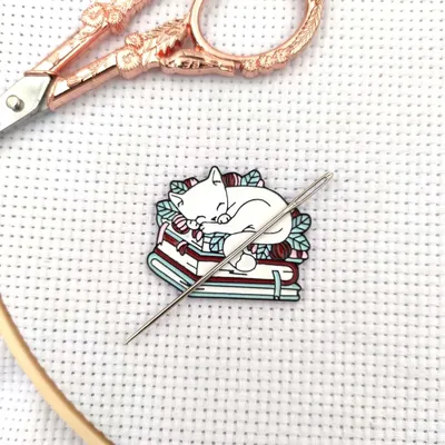 Needle Minder for Cross Stitch Magnetic Needle Keeper Finder Cute Kitten Sewing Magnet Embroidery