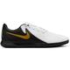 NIKE Herren Fussball-Hallenschuhe Phantom GX 2 Academy IC Low-Top Soccer Shoes, Größe 43 in WHITE/BLACK-MTLC GOLD COIN