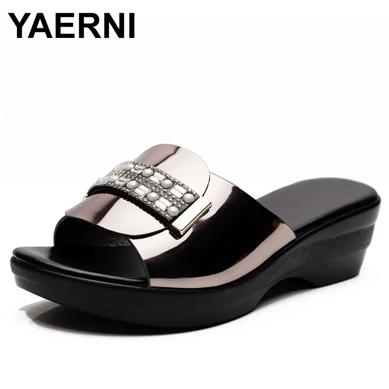 YAERNI Strass Sommer Damen Hausschuhe Neue Sandalen und Hausschuhe Mode Damenschuhe Große Größe 40-42 MetalldekorationE756