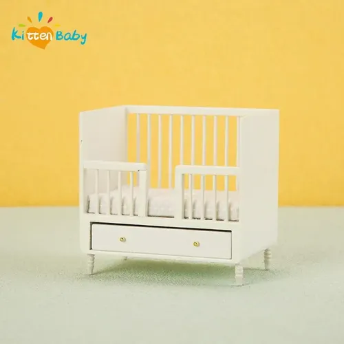 Antike Miniatur Babybett aus weißem Holz mit Bettwäsche Set & Schublade Puppenhaus Kinderzimmer