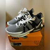 Nike Shoes | Lebron Witness Vii Basketball Shoe | Color: Black/White | Size: 9.5