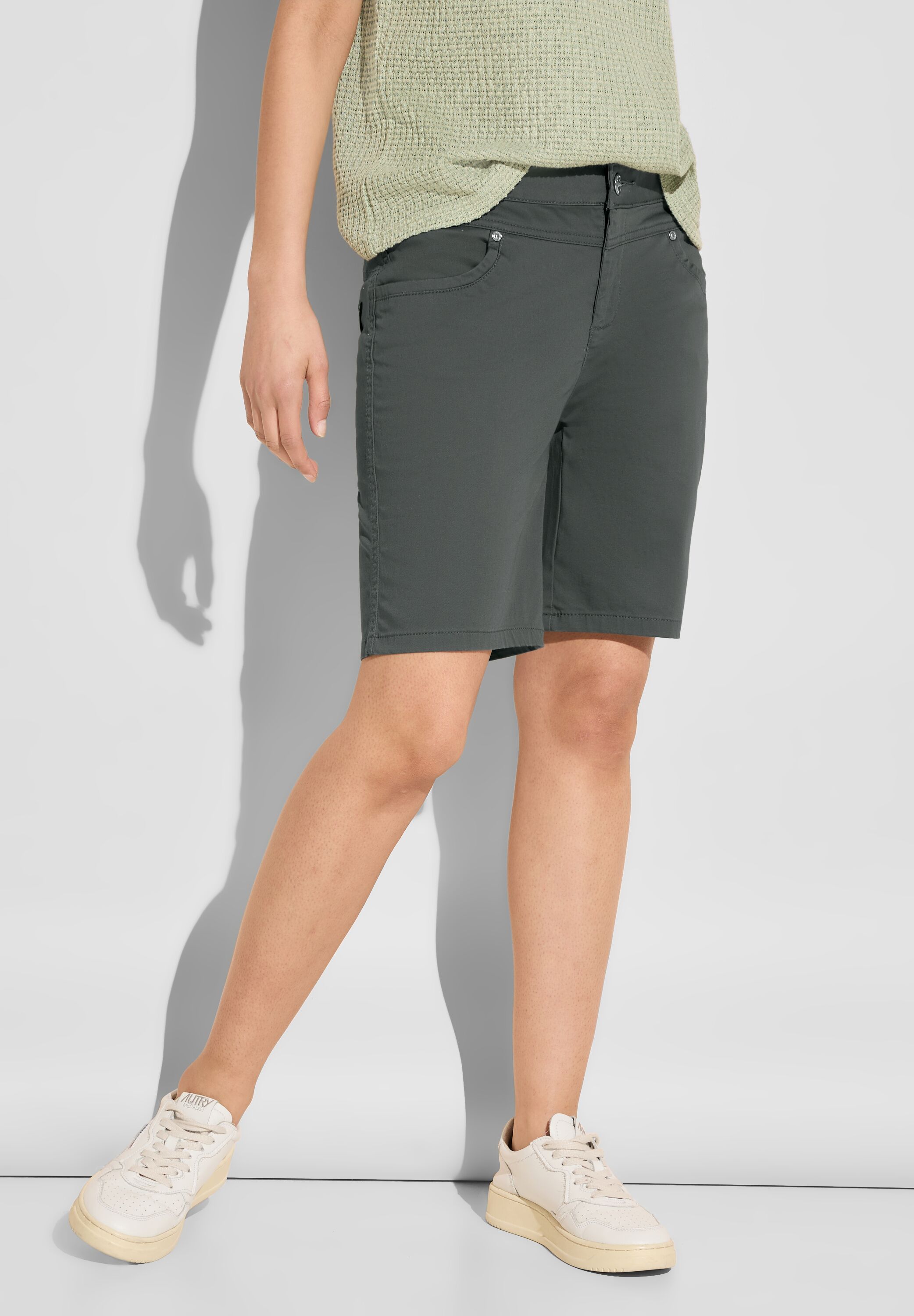 Shorts STREET ONE, Damen, Gr. 34, Kurz, grün (marshy grün), Web, 97% Baumwolle, 3% Elasthan, unifarben, gerade kurz, Hosen Shorts, mit Stretchanteil
