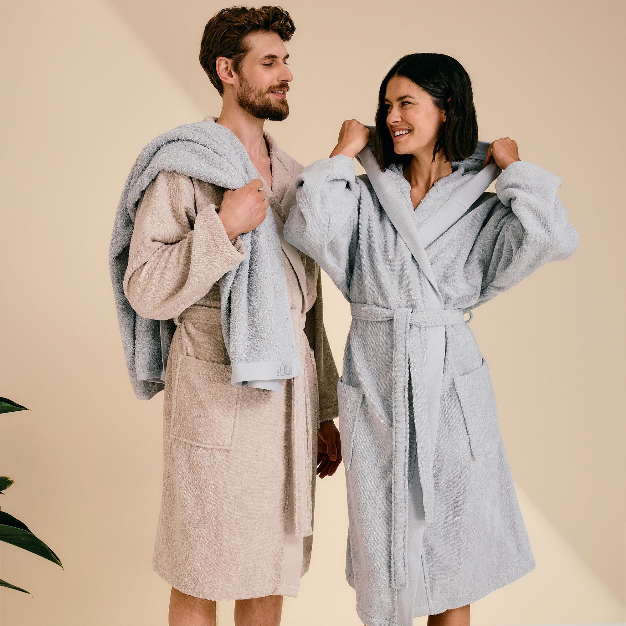 Bademantel S.OLIVER "s. Oliver Bademantel, ideal für Sauna & Spa, Hotelbademantel" Gr. XL, grau (hellgrau), L:114cm, Walkfrottier, Hausmäntel, Bademantel, Kapuze mit dezenter Logoeinwebung