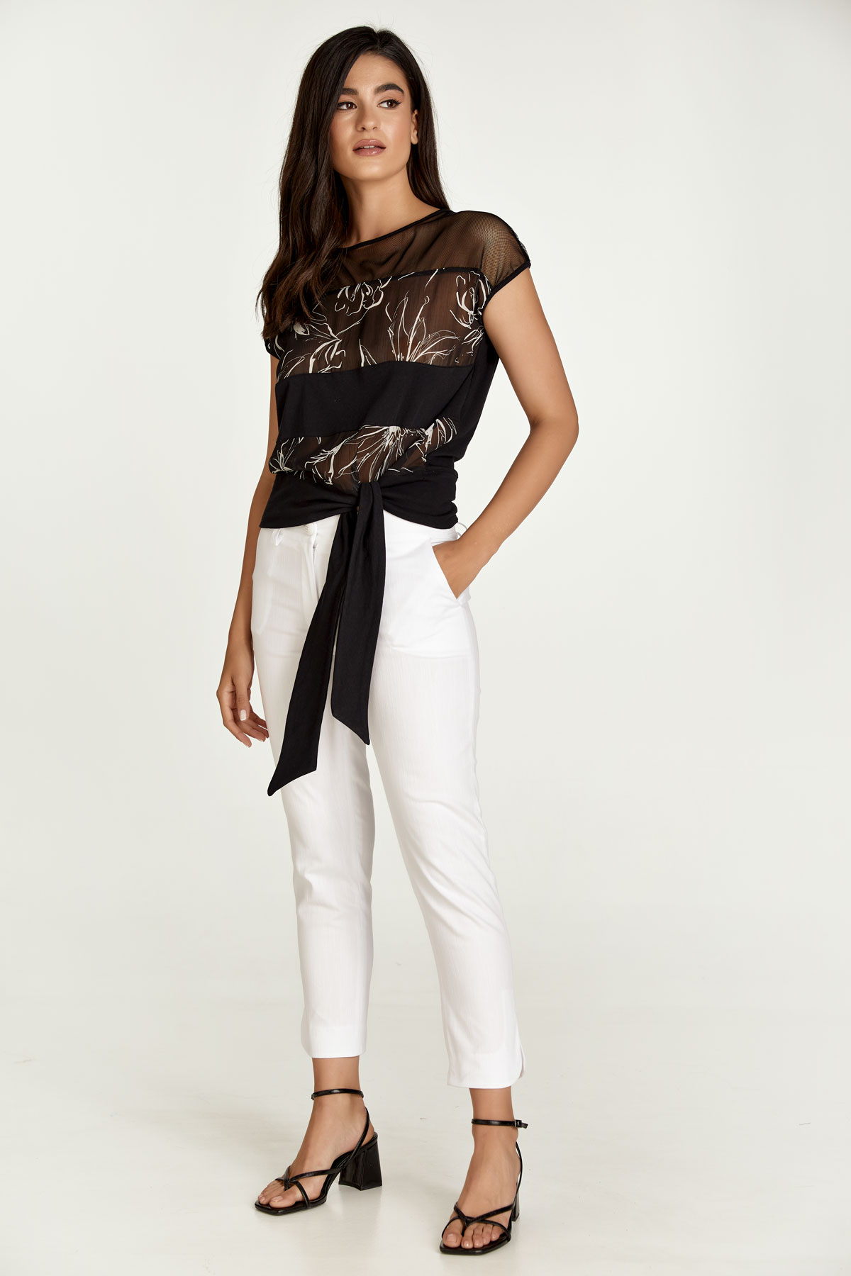 Schwarzes Oberteil mit Blumenmuster und Bändern Image