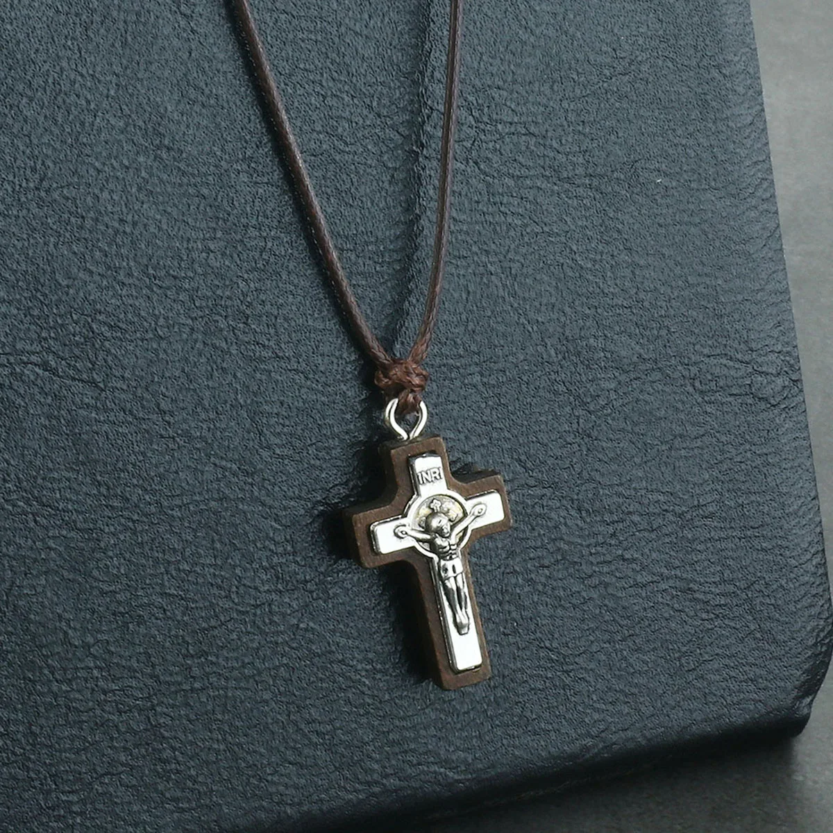Natürliche Holz Jesus Kruzifix Anhänger Halsketten für Männer INRI Katholische Kreuz Halskette Leder Einstellbare Seil Kette Schmuck colar Image