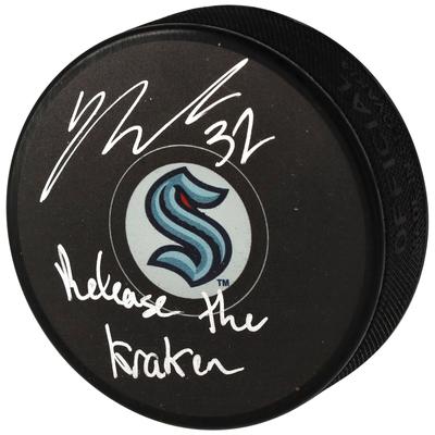 Autogramm-Hockeypuck „Seattle Kraken“ von Yanni Gourde mit der Aufschrift „Release The Kraken“ Image