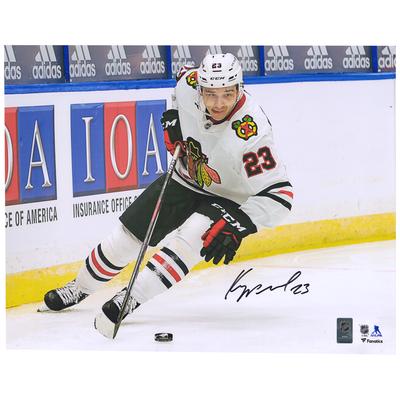 Philipp Kurashev, Chicago Blackhawks, signiertes 16 x 20 Zoll großes NHL-Debüt-Skating-Foto Image