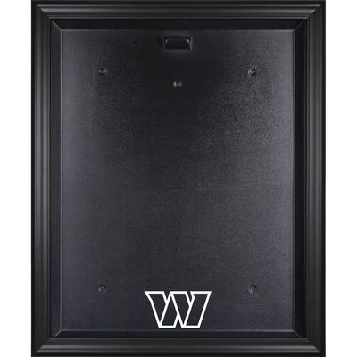 Vitrine mit Logo-Trikot in schwarzem Rahmen der Washington Commanders Image