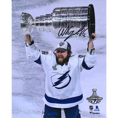 Nikita Kucherov, Tampa Bay Lightning, signiertes 20,3 x 25,4 cm großes Foto „Raising Cup“ der Stanley Cup-Sieger 2020 Image