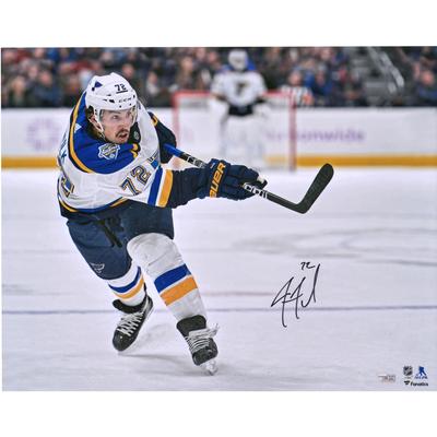 Autogrammfoto von Justin Faulk (St. Louis Blues) beim Shooting auf weißem Trikot (16 x 20 Zoll) Image