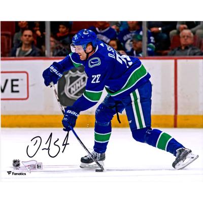 Signiertes Foto von Daniel Sedin von den Vancouver Canucks (20,3 x 25,4 cm) beim Shooting in blauem Trikot Image