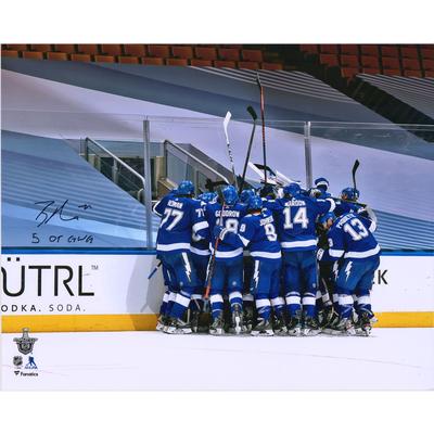 Brayden Point Tampa Bay Lightning signiertes 16" x 20" 5-OT spielentscheidendes Torjubelfoto mit der Aufschrift "5 OT GWG" Image