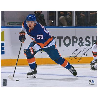 Signiertes Foto von Casey Cizikas, New York Islanders, 16 x 20 Zoll, blaues Trikot, beim Eiskunstlauf mit Puck Image