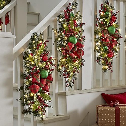 Weihnachtskranz für draußen für die Haustür, Winterkranz, Fenster- und Wanddekoration mit Lichtern, künstlicher Weihnachtskranz aus Kiefernholz mit Zapfen, Nadeln, Beeren und Schleife Image