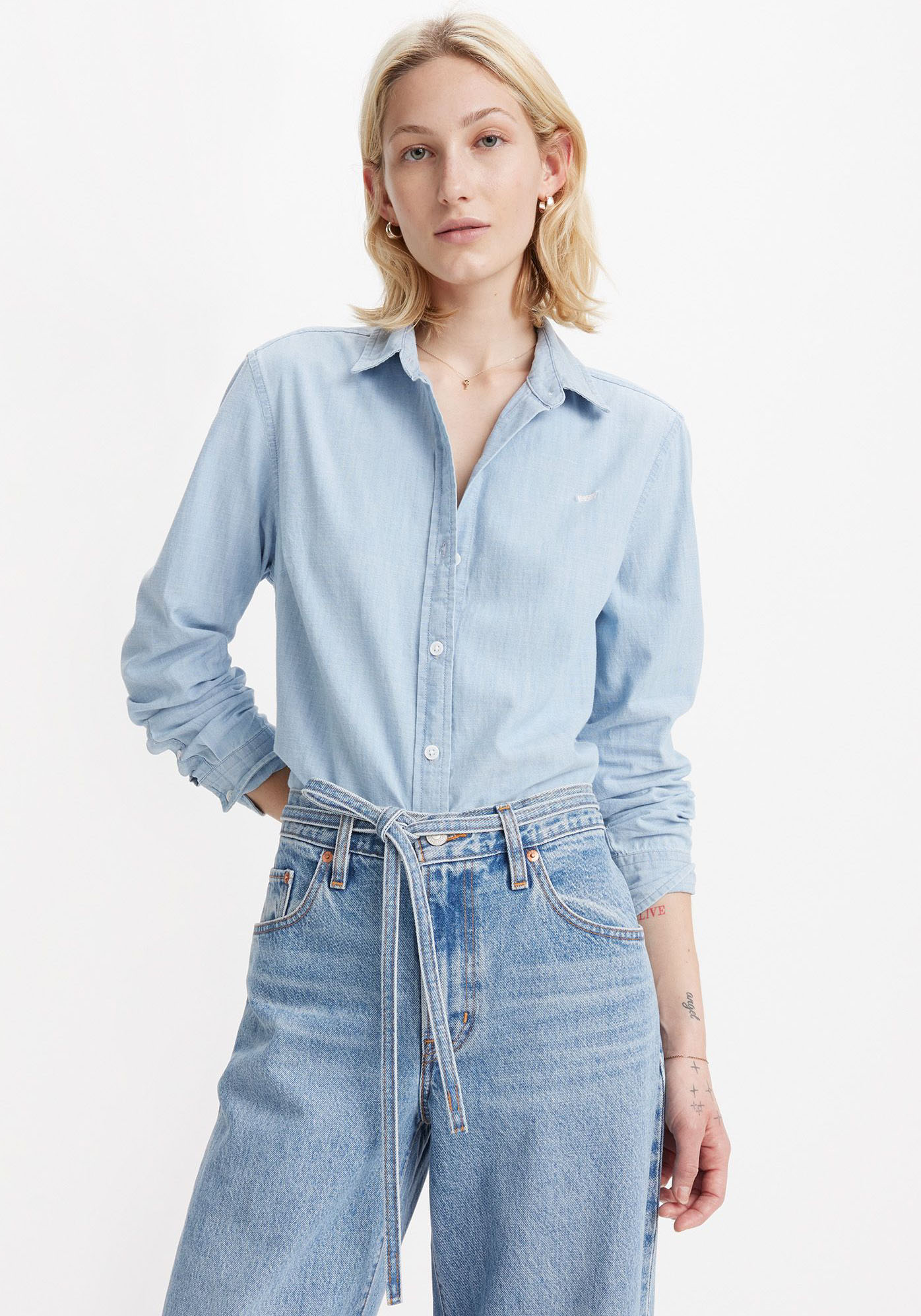 Jeansbluse LEVI'S "THE CLASSIC BW SHIRT", Damen, Gr. L, blau (dazed light stone), Web, Obermaterial: 100% Baumwolle, unifarben, regular fit normal, V-Ausschnitt, mit Knöpfen, Blusen Jeansbluse Image