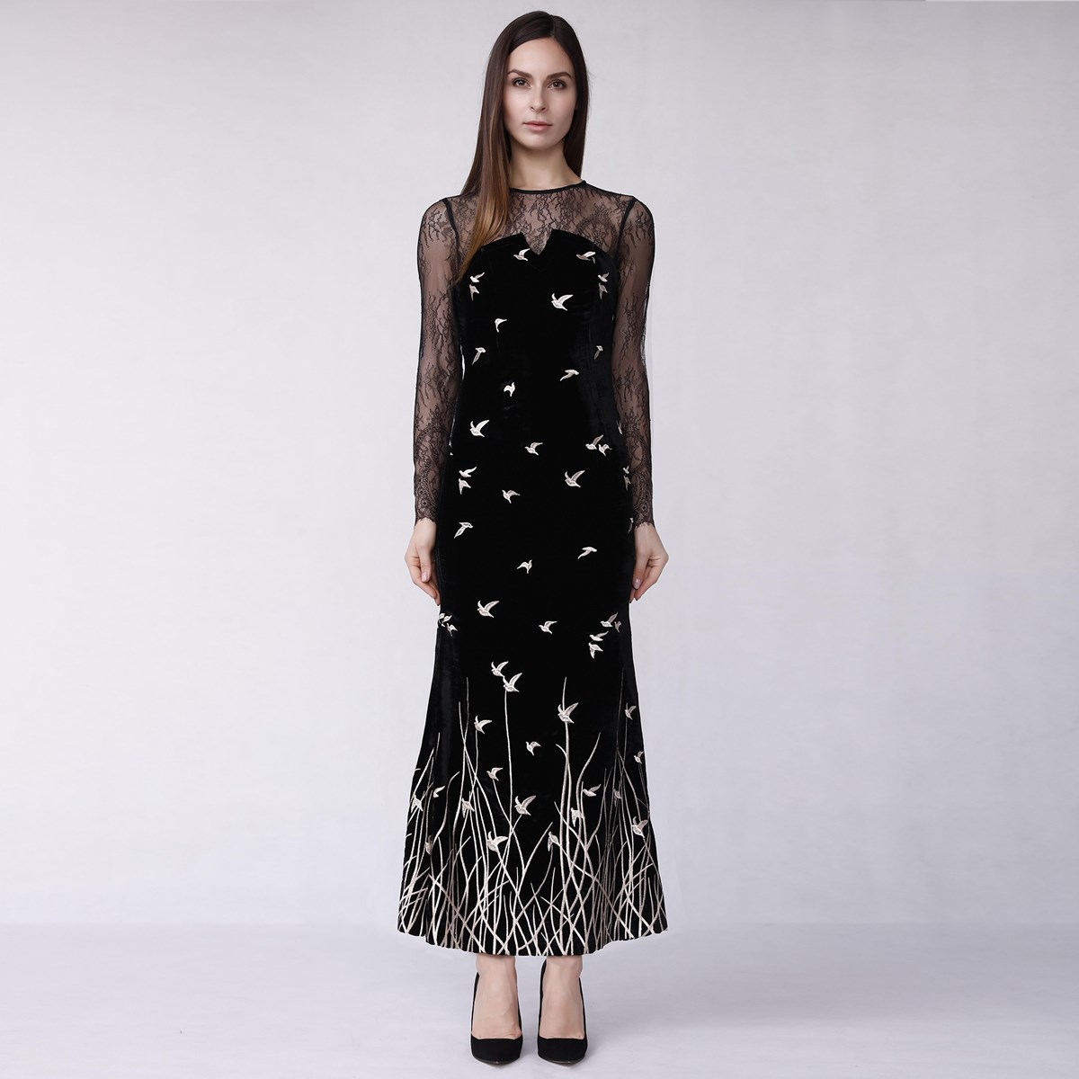 Langes goldenes besticktes Samtkleid Image