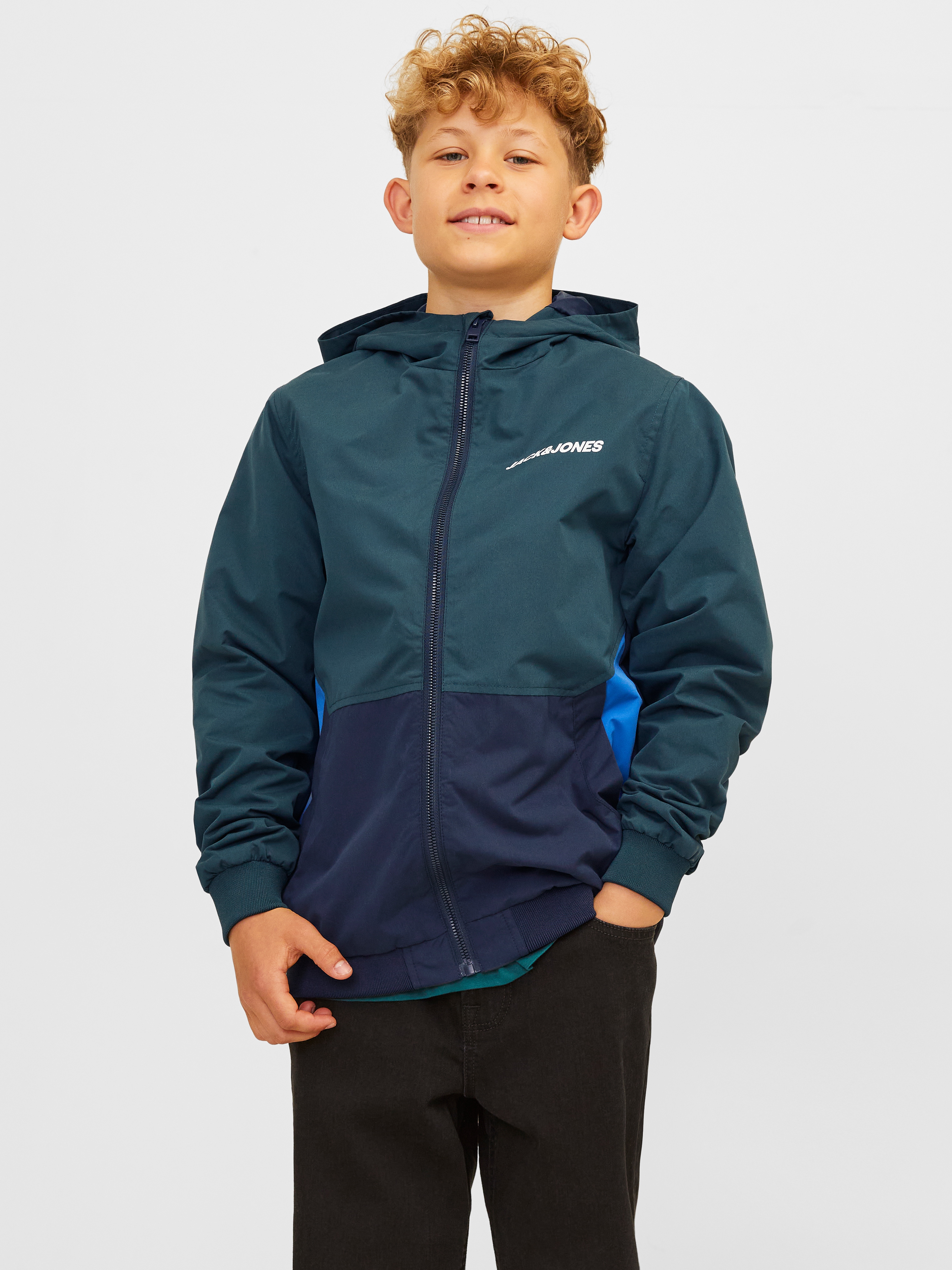 Outdoorjacke JACK & JONES JUNIOR "JJERUSH wasserabweisend, mit Kapuze, mattes Finish", Jungen, Gr. 176, grün (magical forest), Web, Obermaterial: 100% Polyester, colorblocking, normal normal, Bündchen, Jacken Outdoorjacke, Polyester, regular fit