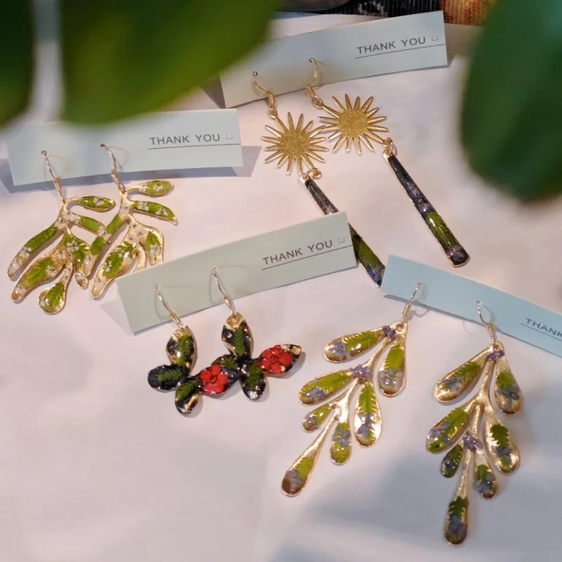 Handgefertigte Epoxidharz-Ohrringe mit Trockenblumen Luxuriöse Schmetterlings-Pressblumen-Ohrringe Großhandel Pflanzenschmuck Individuelle Verpackung Image