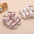 Sandali casual estivi per bambine Tre dettagli floreali Nuove scarpe da spiaggia romane per bambini