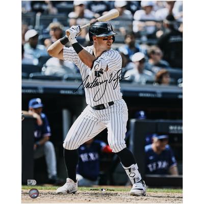 Anthony Volpe, New York Yankees, signiertes Foto in der Schlaghaltung im Nadelstreifentrikot, 16 x 20 Zoll Image