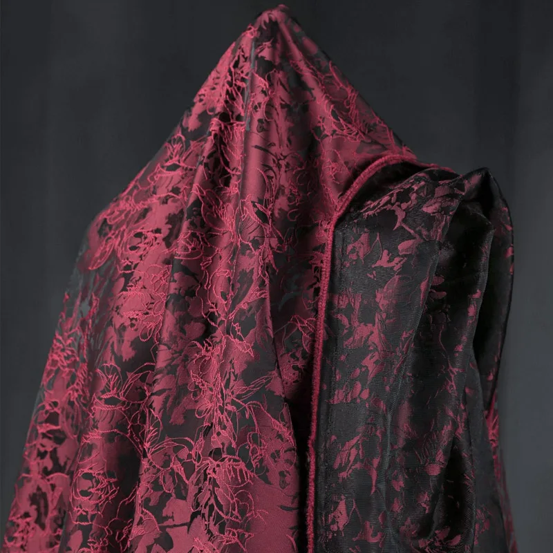 Hochwertiger roter und schwarzer Jacquard-Damaststoff, 180 g/m2 – Blumenstickerei-Brokat für Abendkleider und Heimwerkerarbeiten – Meterware verkauft