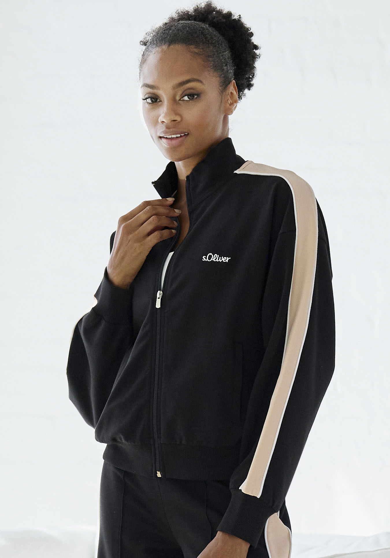 Sweatjacke S.OLIVER, Damen, Gr. 40/42, schwarz, Sweatware, Obermaterial: 95% Baumwolle, 5% Elasthan, unifarben mit Farbeinsatz, lässig geschnitten normal, Rundhals, mit Ärmeleinsatz angesetztes Bündchen, Sweatjacken Sweatjacke, mit Reißverschluss...