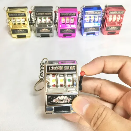Porte-clés de niche de jouets classiques, porte-clés de machine à sous de fruits, accessoire de voiture créatif amusant, cadeau pendentif, été, nouveau, 2024