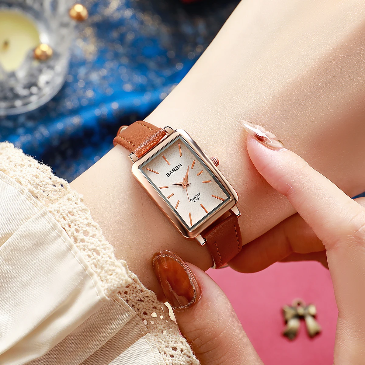 Einfache und stilvolle Quarzuhr mit quadratischem Stabskala und Gürtel Image