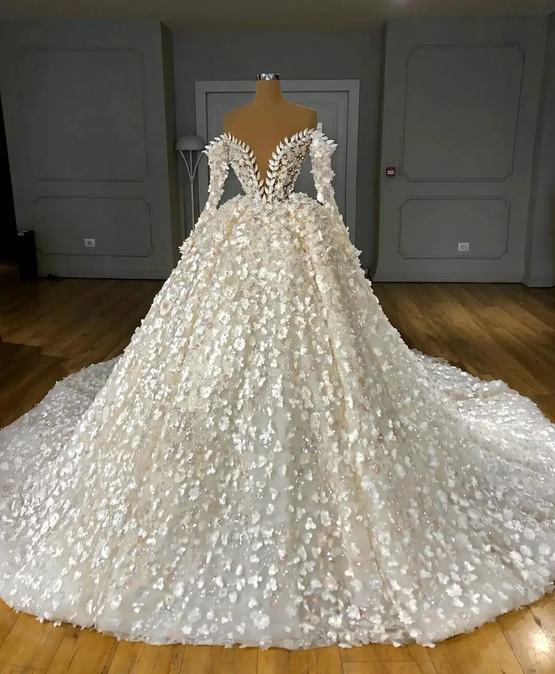 Luxus Ballkleid Hochzeit Kleider Weg Von Der Schulter Spitze 3D Floral Applikationen Arabisch Brautkleider Lange Vintage Roben De Soiree birne Image