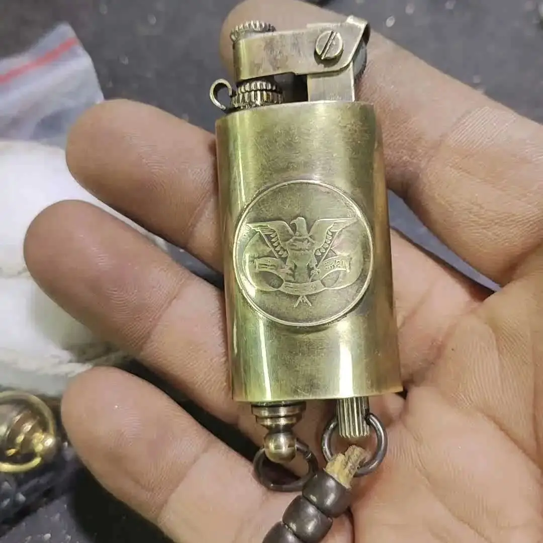 Alter Stil Graben Benzin Feuerzeug Vintage Messing Kerosin Feuerzeug Retro Benzin Feuerzeug Essenz Brikett Image