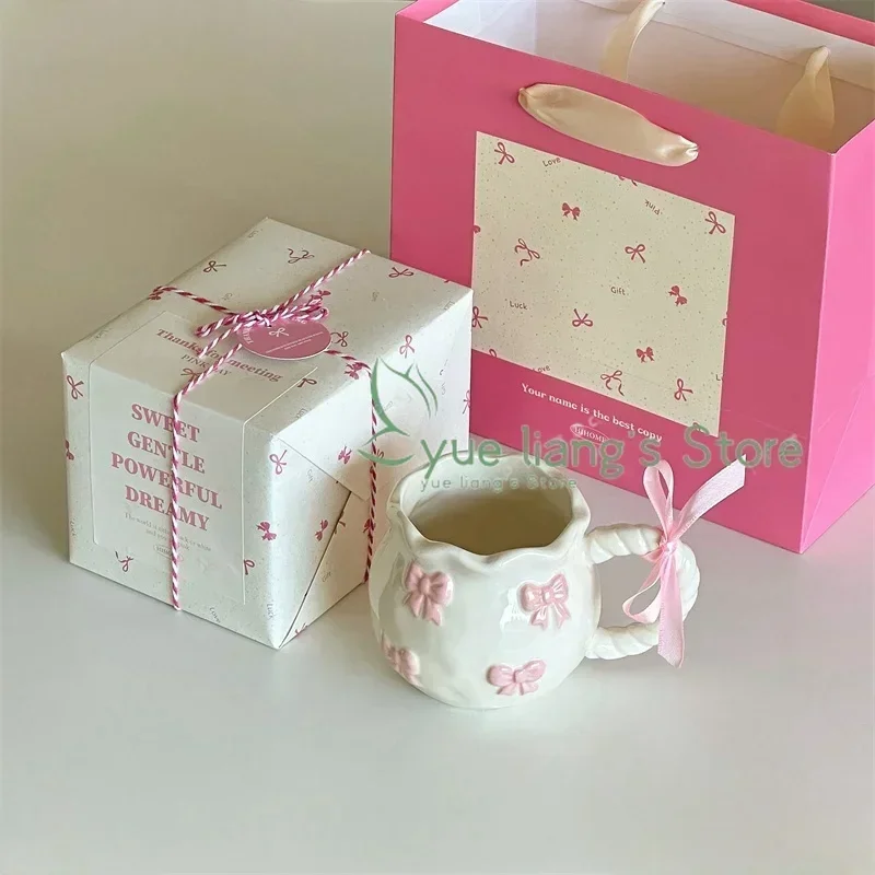 Handgefertigte unregelmäßige Tasse, rosa dreidimensionale Schleife Kaffeetasse, künstlerische Nischenbecher Geschenk Keramik Wassertasse Image