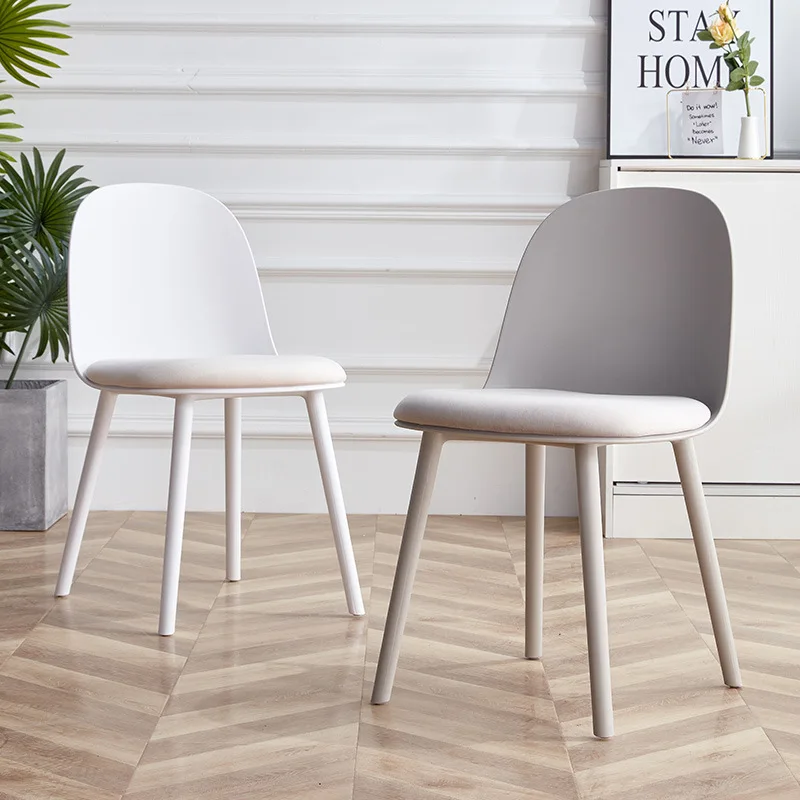 Sedia da pranzo nordica schienale per sedia in plastica per uso domestico sgabello da negoziazione semplice sedia da trucco di lusso rossa a rete sedia da tavolo moderna
