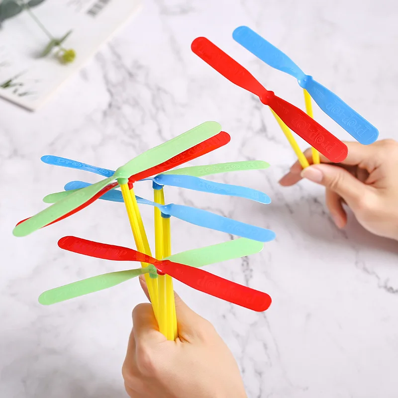 100 stücke Neuheit Kunststoff Bambus Libelle Propeller im Freien klassische Spielzeug Kind Geschenk rotierenden Pfeil mehrfarbige Hand Push Flugs piele Image