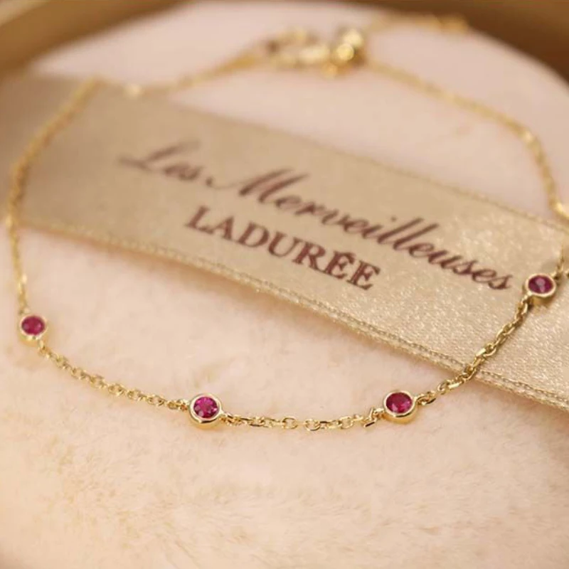 Leichte Luxus-Mode Mode runde kleine rote Edelstein Armband für Frauen Armreifen elegant geeignet für den täglichen Schmuck verstellbar