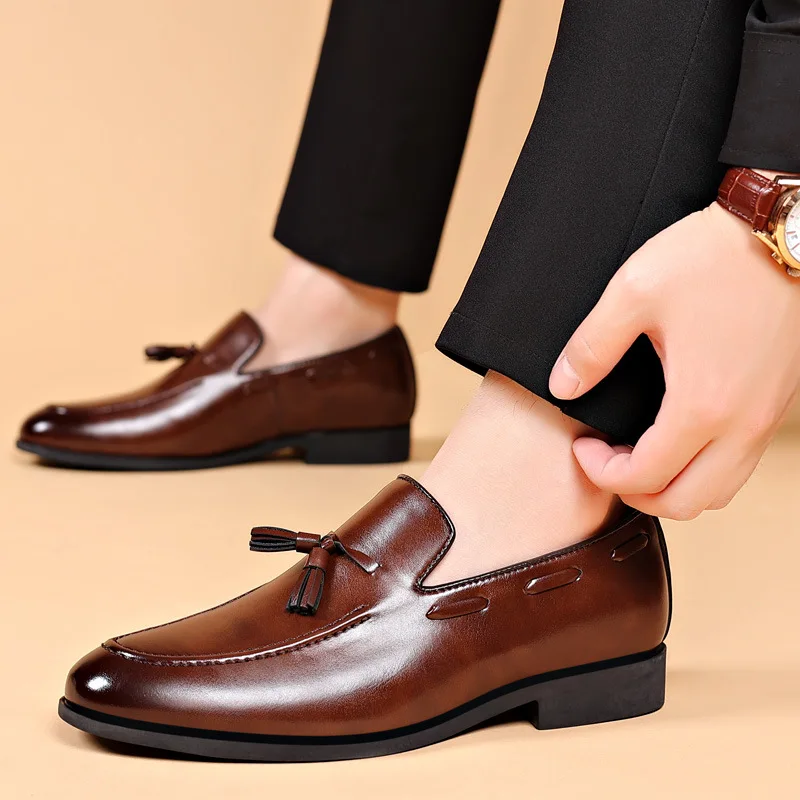 Herrenmode neue Lederschuhe Kleid Stil Männer brandneue Business-Turnschuhe Casual Slip auf Leder flache Männer Hochzeit Party Schuh Image